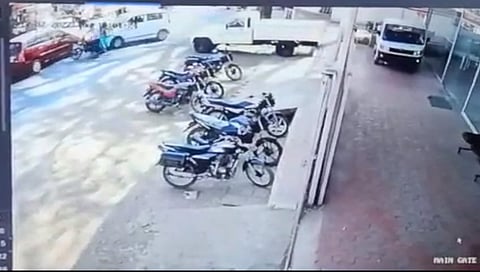 Satana accident : कारच्या दुहेरी अपघातात महिला ठार, अपघाताचा थरार सीसीटीव्हीत कैद