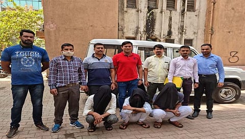 मुंबई : महिलेसह चार तस्कऱ्यांना ठोकल्या बेड्या