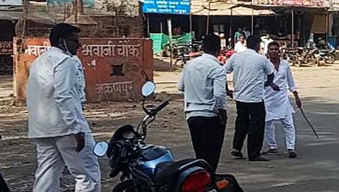 कन्नड : तरुणींची छेड काढली म्हणून जाब विचारताच मुख्याध्यापक, हॉस्टेल अधीक्षकांवर तलवार हल्ला !