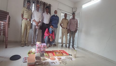 वन्यजीव तस्करीतील संशयितांकडून हस्तगत केलेल्या मुद्देमालासमवेत कोल्हापूर वनविभागाचे अधिकारी-कर्मचारी.