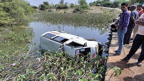 रामेश्वर (ता. देवळा) येथे कोलथी नदीत कोसळलेली रुग्णवाहिका