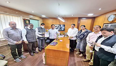 केंद्रीय मंत्री नारायण राणे यांना आयटी पार्क संदर्भात निवेदन देताना महापौर सतिश कुलकर्णी. 