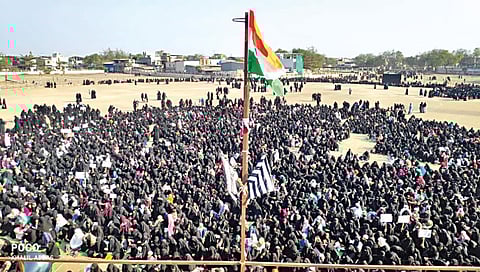 शहरातील अजिज कल्लू मैदानावर हिजाब बंदीविरोधात निषेध नोंदविण्यासाठी संघटित झालेल्या मुस्लिम महिला. 