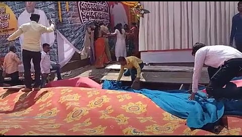 मुंबई : गोरेगावमध्‍ये मनसे शाखेच्‍या उद्घाटनप्रसंगी स्टेज कोसळला