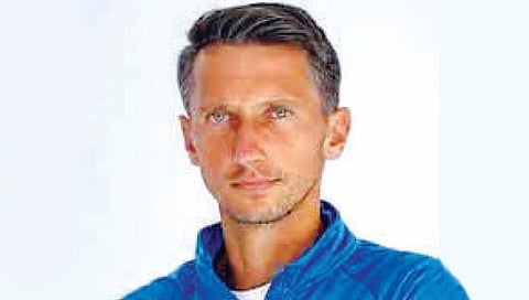 सर्गियो स्टॅकोस्की या टेनिसपटूने रॅकेट सोडून हातात घेतली बंदूक