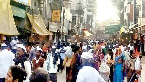 पंढरीनगरी गजबजली, दर्शन रांगेत ५० हजार भाविक