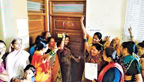 हातकणंगले शहरातील नगरपंचायतीत नगरसेवकांना कोंडले