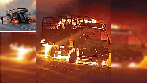 संगमनेर : नाशिक-पुणे महामार्गावर बुधवारी सकाळी प्रश्‍नपत्रिका घेऊन जाणार्‍या एका टेम्पोला अचानक आग लागली. काही क्षणात आग भडकल्याने टेम्पोसह  प्रश्‍नप्रत्रिका आगीत जळून खाक झाल्या. 