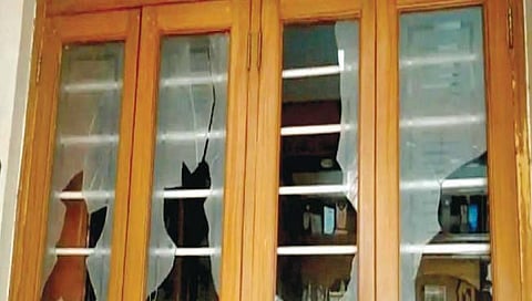 बेळगाव : फोन न घेतल्याने आमदार बेनकेंच्या कार्यालयावर दगडफेक, एकावर गुन्हा दाखल