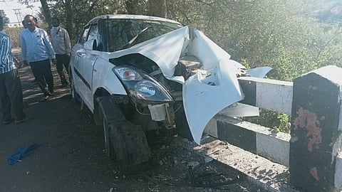पुलाच्या कठड्यावर आदळून झालेल्या भीषण अपघातात मारुती स्विफ्ट गाडीची झालेली अवस्था