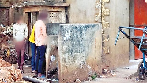 बेळगाव : सार्वजनिक मुतारीला कंटाळून कुटुंबांचे स्थलांतर ; युवकाचे लग्नच ठरेना