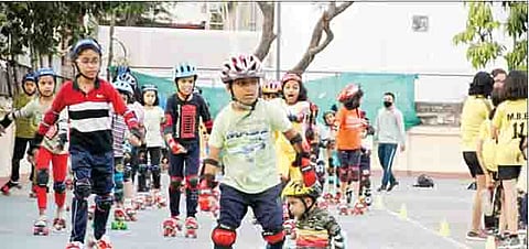 कोरोनामुळे बच्चे कंपनी घरातच अडकली होती. मात्र निर्बंध शिथिल होत असल्याने ती आता बालभवनात मैदानावर खेळांचा आनंद घेऊ लागली आहेत.