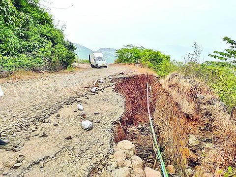 भोर-महाड रस्त्यावरील वाहतुकीसाठी धोकादायक ठरलेला वरंधा घाट.