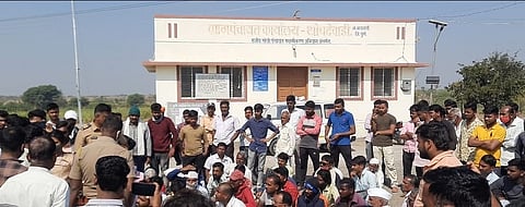 रुग्णवाहिका ग्रामपंचायतीसमोर थांबविल्यानंतर जमलेला जमाव.