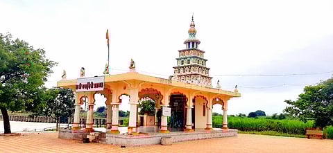 होळ येथील ढगाई देवी मंदिर.