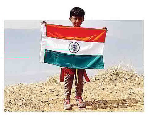 अवघड लिंगाणा सर करताच ज्येष्ठने तिरंगा असा फडकविला.