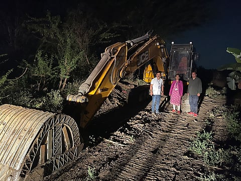 मुळा-मुठा नदीपात्रात कारवाई केल्यानंतर जप्त केलेल्या वाहनांसह तहसीलदार तृप्ती कोलते व पथक.