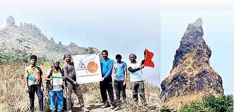 गिरिप्रेमीच्या वतीने सलग 25 सुळक्यांवर यशस्वी आरोहण करणारे गिर्यारोहक.