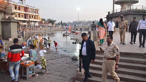 पंचवटी : रामकुंड परिसराची पाहणी करताना पंचवटी पोलीस ठाण्याचे वरिष्ठ निरीक्षक डॉ. सिताराम कोल्हे. समवेत गोपनीय शाखेचे शेखर फरताळे, राजेश सोळसे, अंकुश सोनजे आदी. (छाया : हेमंत घोरपडे)