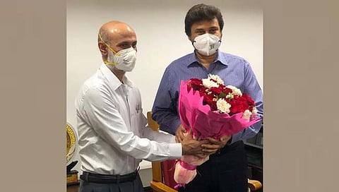 मावळते मुख्यसचिव देबाशीष चक्रवर्ती यांच्याकडून पदभार स्वीकारताना नवे मुख्य सचिव मनुकुमार श्रीवास्तव