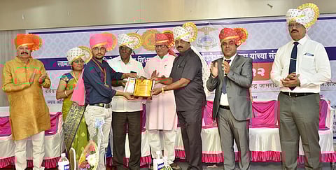 सोमनाथ गित्ते यांना पुरस्कार प्रदान करताना मान्यवर