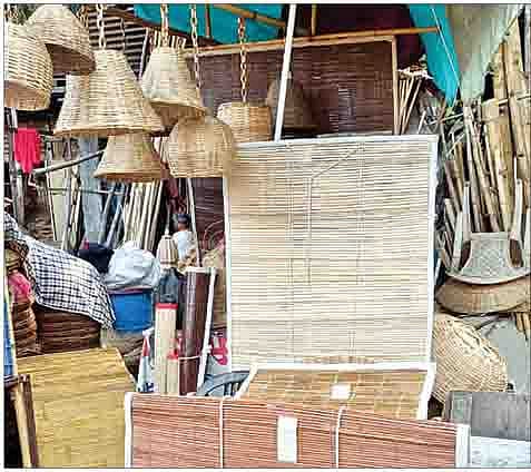 शुक्रवार पेठेतील बुरुड गल्लीत विक्रीसाठी ठेवण्यात आलेले बांबूपासून बनवलेले बांबूचे, वाळ्याचे पडदे व इतर वस्तू.