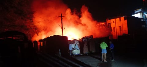 कराड : मध्यरात्री भीषण आगीत २४ घरे जळाली; ४ सिलेंडरच्या स्फोटाने परिसर हादरला