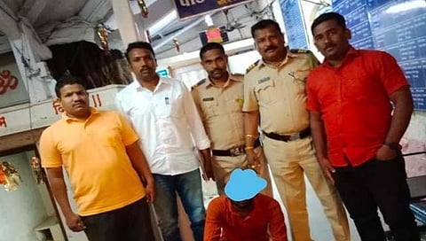 निगडी खून प्रकरणातील मुख्य संशयित विजय कराळे यास पोलीस नाईक आगतराव मासाळ, योगेश पाटोळे यास पुणे येथून ताब्यात घेतले.