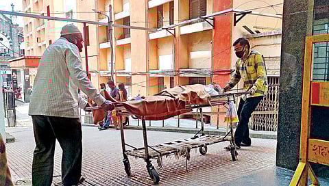 Kolhapur CPR : दुखणे सीपीआरचे, रुग्णांसह नातेवाईकांचीही फरफट, नातेवाईकांवर स्ट्रेचर, वॉकर घेऊन जाण्याची वेळ