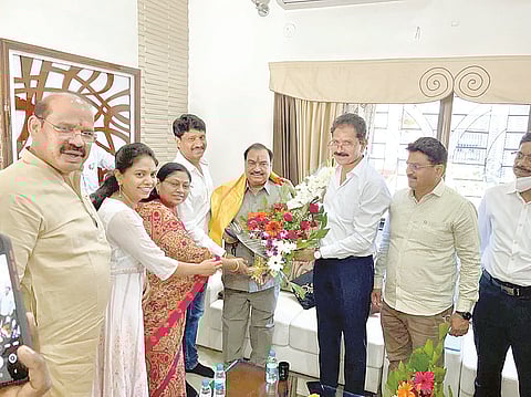 Khadse's hospitality at the office of BJP office bearers