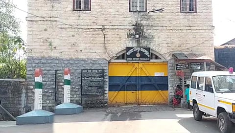 satara crime : साताऱ्यातील जेलमध्ये राडा, पोलिस अधिकाऱ्याची कॉलर पकडून मारहाण