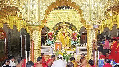 Shirdi Sai Baba : शिर्डी येथील साईबाबांच्या दानपेटीत नोटा बंदीतील 3 कोटींचे चलन
