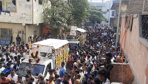 सोलापूर : ही दोस्ती तुटायची नाय! एकाचवेळी निघाली तीन मित्रांची अंत्ययात्रा