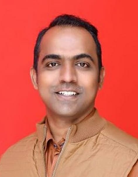 जनावरांच्या गोठ्यात भरते शाळा, डिसले गुरुजींनी पुरस्कारासाठी खोटी माहिती दिल्याचा आरोप