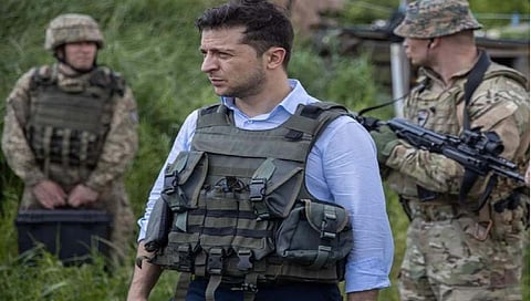 Russia-Ukraine war : पळून जाण्यासाठी वाहने नकोत तर लढण्यासाठी शस्त्रास्त्रे द्या, युक्रेनची अमेरिकेला विनंती