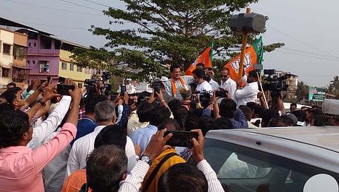 किरीट सोमय्या दापोली पोलिस स्थानकात दाखल, निलेश राणे-पोलिसांत झटापट