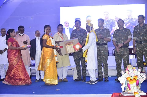 गडचिरोलीत १६ आत्मसमर्पित नक्षल्यांसह ११७ आदिवासी जोडपी विवाहबद्ध