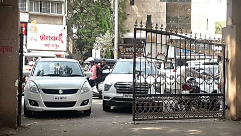 नाशिक : वाहनांवरून जिल्हा परिषदेत वादावादी ; माजी सदस्यांकडून अक्षरश: दादागिरी