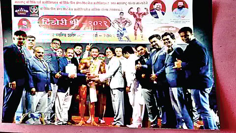 नाशिक : हरपाल राजपूतला ‘दिंडोरी श्री’चा किताब देताना मान्यवर.