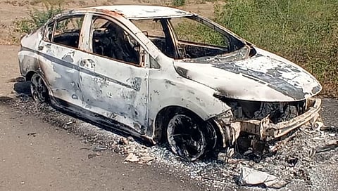 नाशिक-पुणे महामार्गावर आग लागून कार खाक ; सुदैवाने चालकासह दोघे बचावले