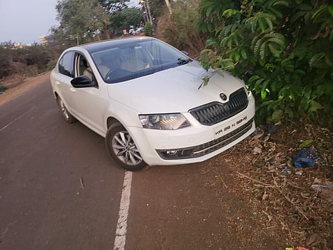 राजू दोडबन्नावर हे कारमधून हॉस्‍पिटलला जात असताना अज्ञातांनी डोळ्यात चटणी टाकून त्‍यांचा खून केला.