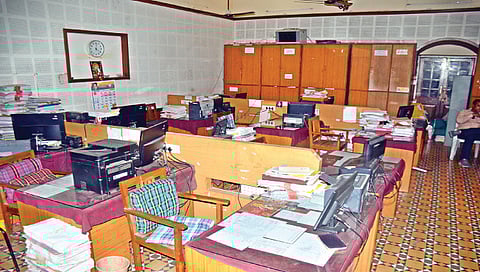 नाशिक : संपामुळे जिल्हाधिकारी कार्यालयातील महसूल शाखेत असलेला शुकशुकाट. 