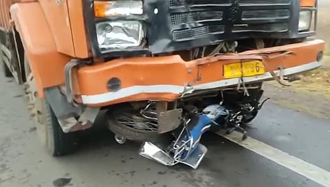 नाशिक : म्हशींना घेऊन जाणाऱ्या ट्रकची धडक ; दोघे दुचाकीस्वार जागीच ठार