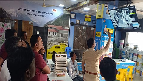 सीसीटीव्ही फुटेजची पहाणी करताना पोलीस निरीक्षक संदिप कोळी.