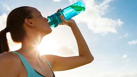अति पाणी पिणे संकटास निमंत्रण! किडनीवर होऊ शकतो विपरीत परिणाम