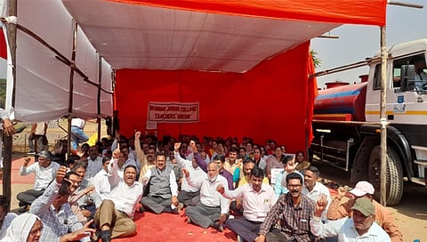 शिक्षक महासंघाचे आझाद मैदानावर धरणे ; उत्तरपत्रिका तपासणीवर बहिष्काराचा इशारा