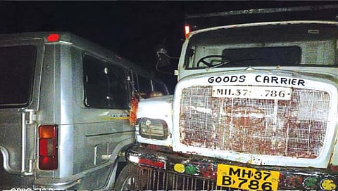 आटपाडी : तहसीलदारांच्या गाडीवर डंपर घातला