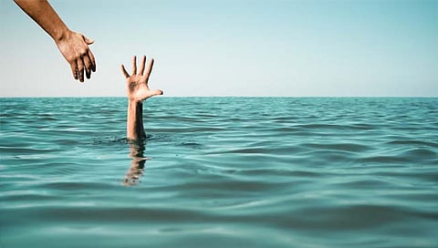 गणपतीपुळे समुद्रात बुडणार्‍या सातारच्या ४ जणांना वाचविले