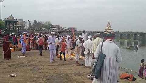 पुणे: इंद्रायणीच्या तीरावर वारकऱ्यांच्या गर्दीचा महापूर