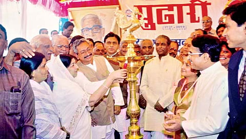 दै. ‘पुढारी’च्या हीरक महोत्सवी समारंभात दीपप्रज्वलन करताना गानसम्राज्ञी लता मंगेशकर. 
शेजारी डावीकडून तत्कालीन महापौर कांचन कवाळे, श्रीमंत शाहू छत्रपती महाराज, शिवाजीराव नाईक, कल्लाप्पाण्णा आवाडे, अण्णा डांगे, सौ. गीतादेवी जाधव, मी व योगेशदादा.